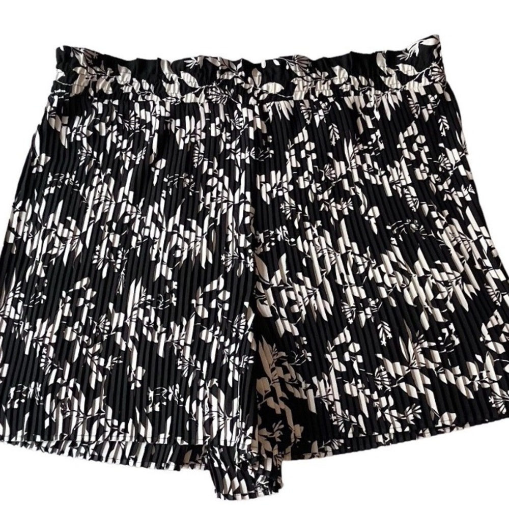 Ann Taylor Pleated Black White Floral Shorts Skirt Skort Size 12